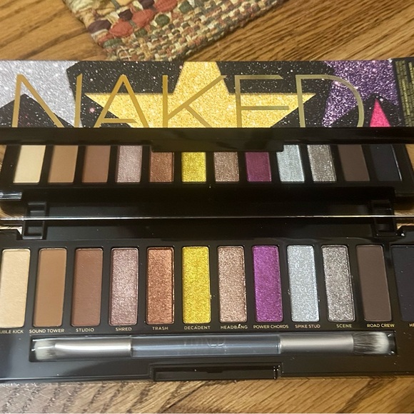 NWT Urban Decay Naked Metal Mania Palette - Picture 2 of 3